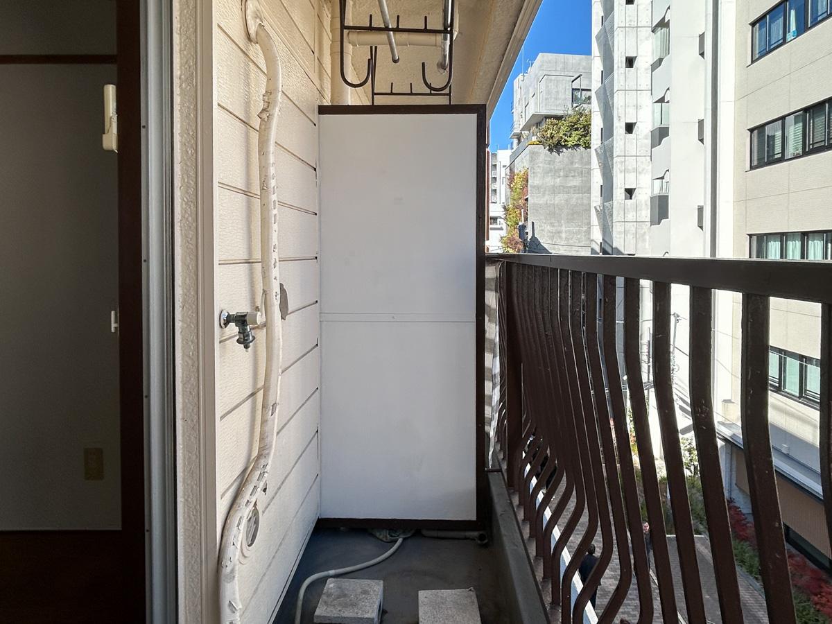 渋谷区富ヶ谷の賃貸物件/ベランダ。コンパクトなスペースです。