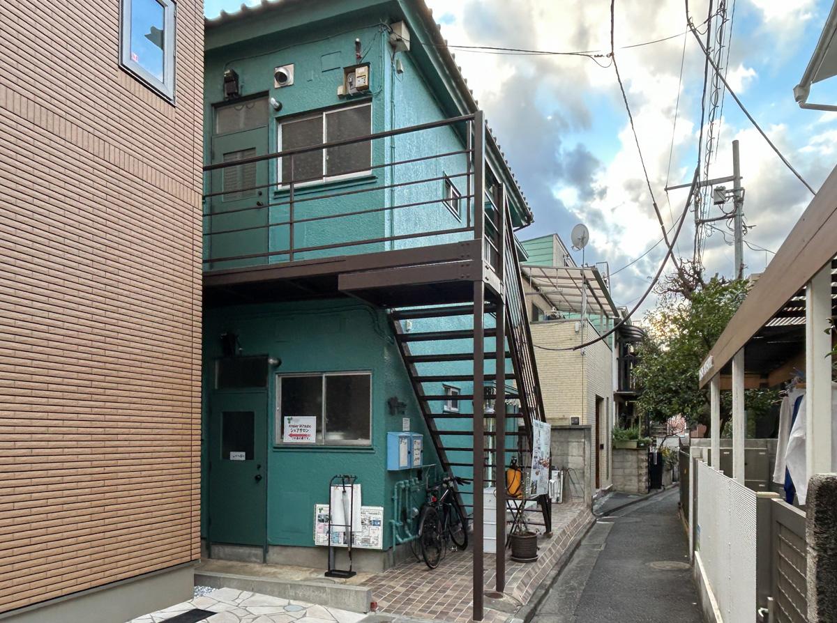 新宿区四谷の賃貸物件/外観。裏通りに位置していますが、存在感がある佇まいです。