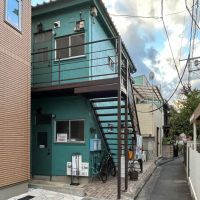 新宿区四谷の賃貸物件/外観。裏通りに位置していますが、存在感がある佇まいです。