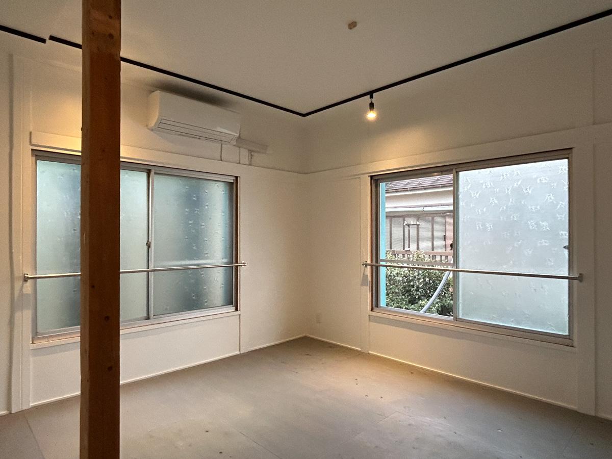 新宿区四谷の賃貸物件/室内別角度から。窓は全て磨りガラス。