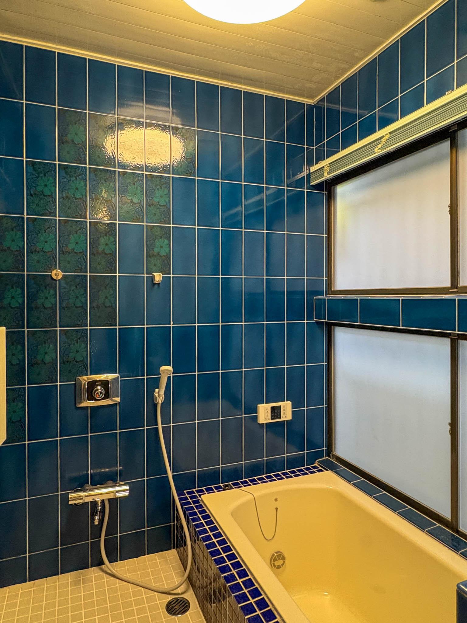 大田区田園調布の賃貸物件/青いタイル張りの浴室。1980年築のレトロな意匠が味わい深い