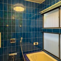 大田区田園調布の賃貸物件/青いタイル張りの浴室。1980年築のレトロな意匠が味わい深い