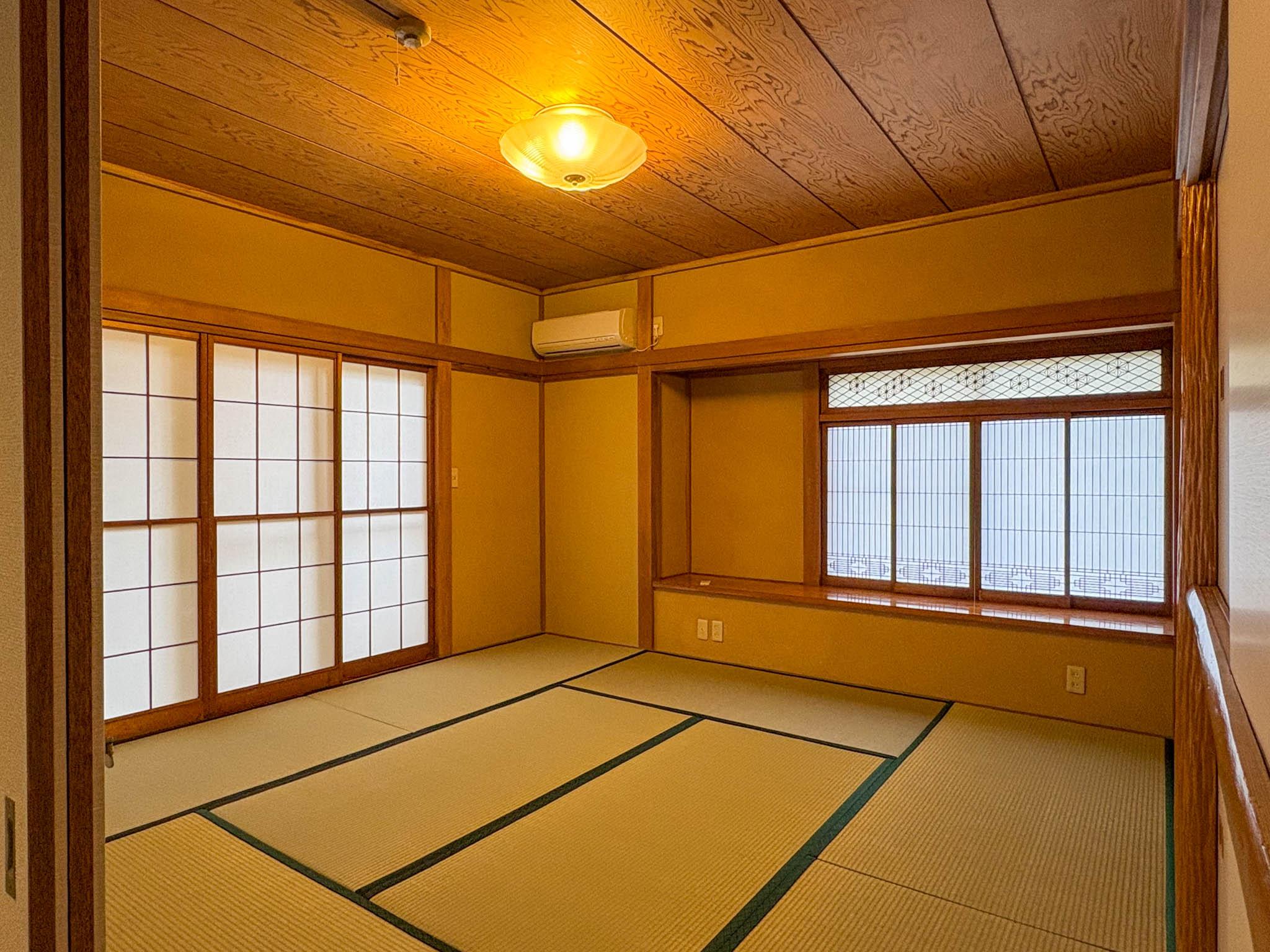 大田区田園調布の賃貸物件/床の間と障子がある和室。木天井が美しい、和の設えが残る空間
