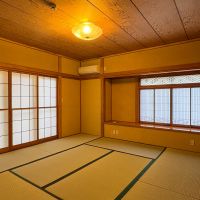 大田区田園調布の賃貸物件/床の間と障子がある和室。木天井が美しい、和の設えが残る空間
