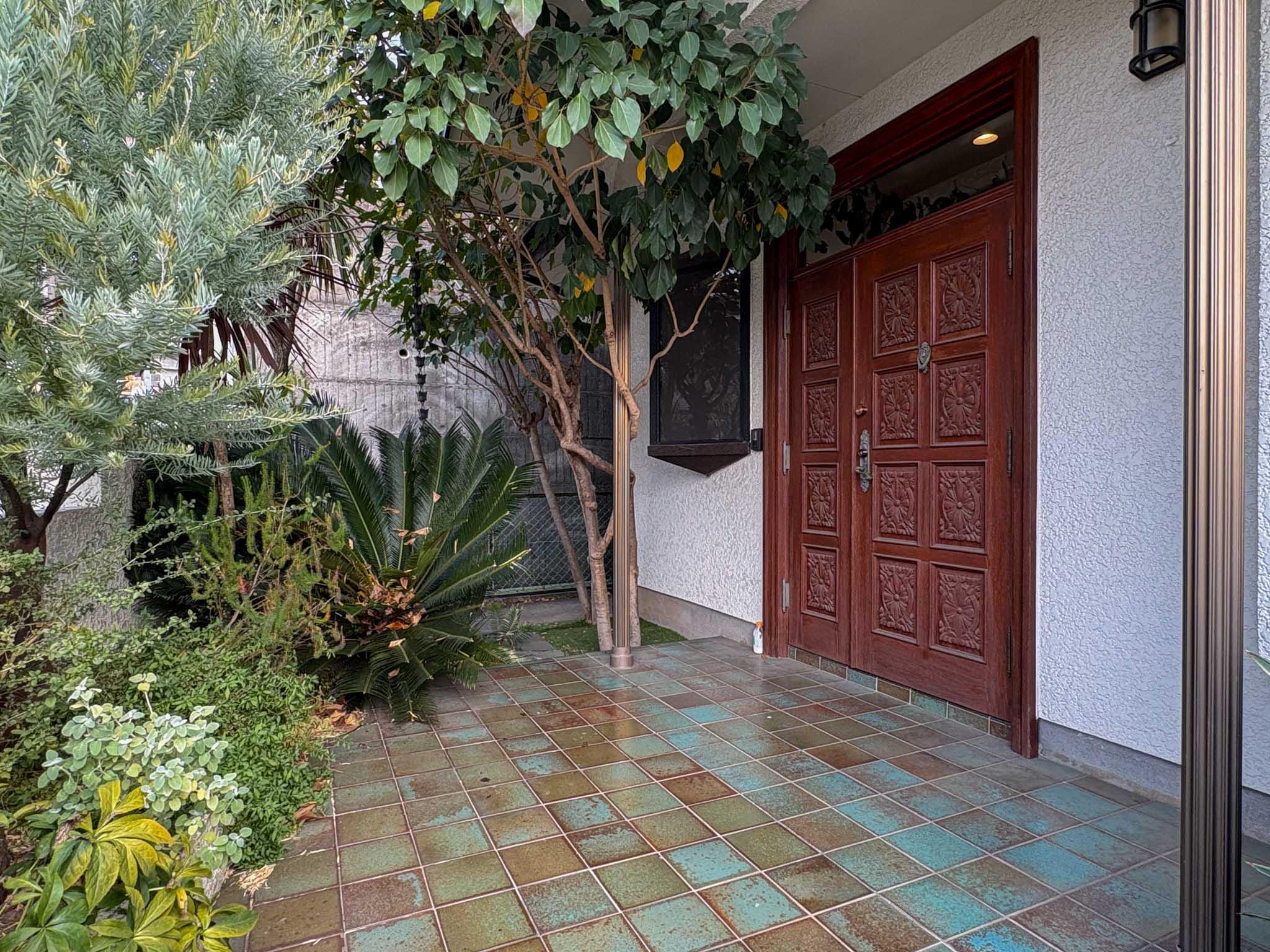 大田区田園調布の賃貸物件/植栽に彩られたアプローチ。緑に包まれて玄関へ続くタイル仕上げの階段