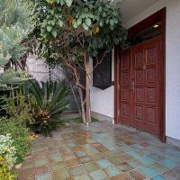 大田区田園調布の賃貸物件/植栽に彩られたアプローチ。緑に包まれて玄関へ続くタイル仕上げの階段