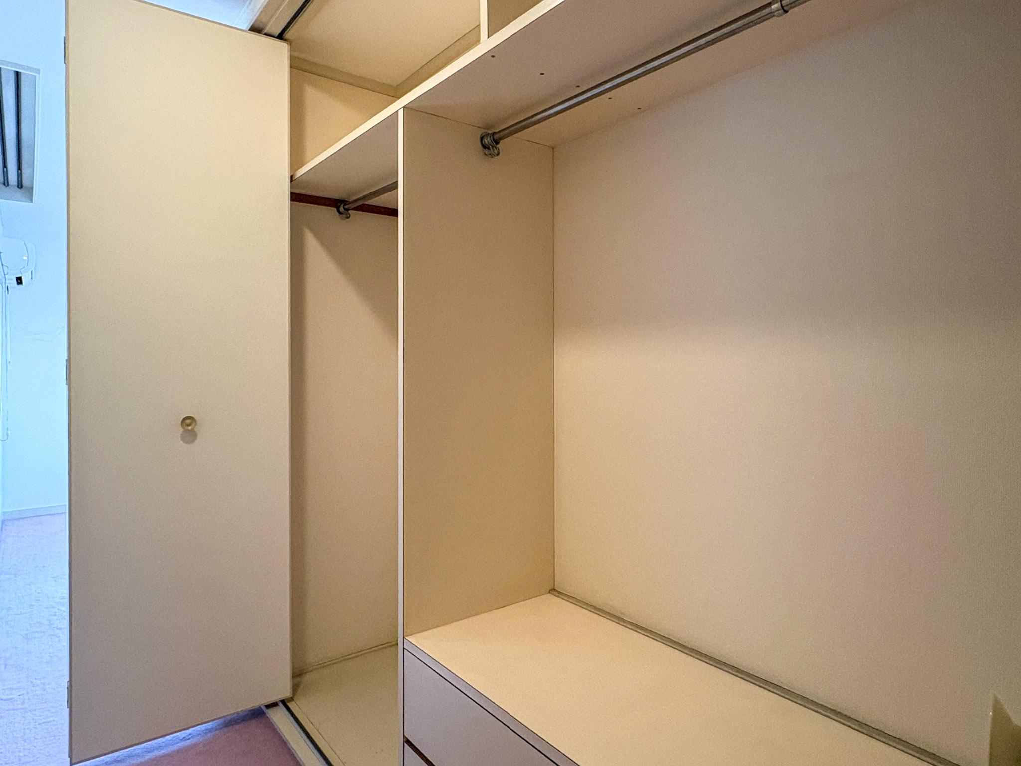 大田区田園調布の賃貸物件/約12畳の洋室。造り付け収納が充実した洋室