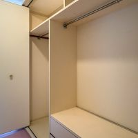 大田区田園調布の賃貸物件/約12畳の洋室。造り付け収納が充実した洋室