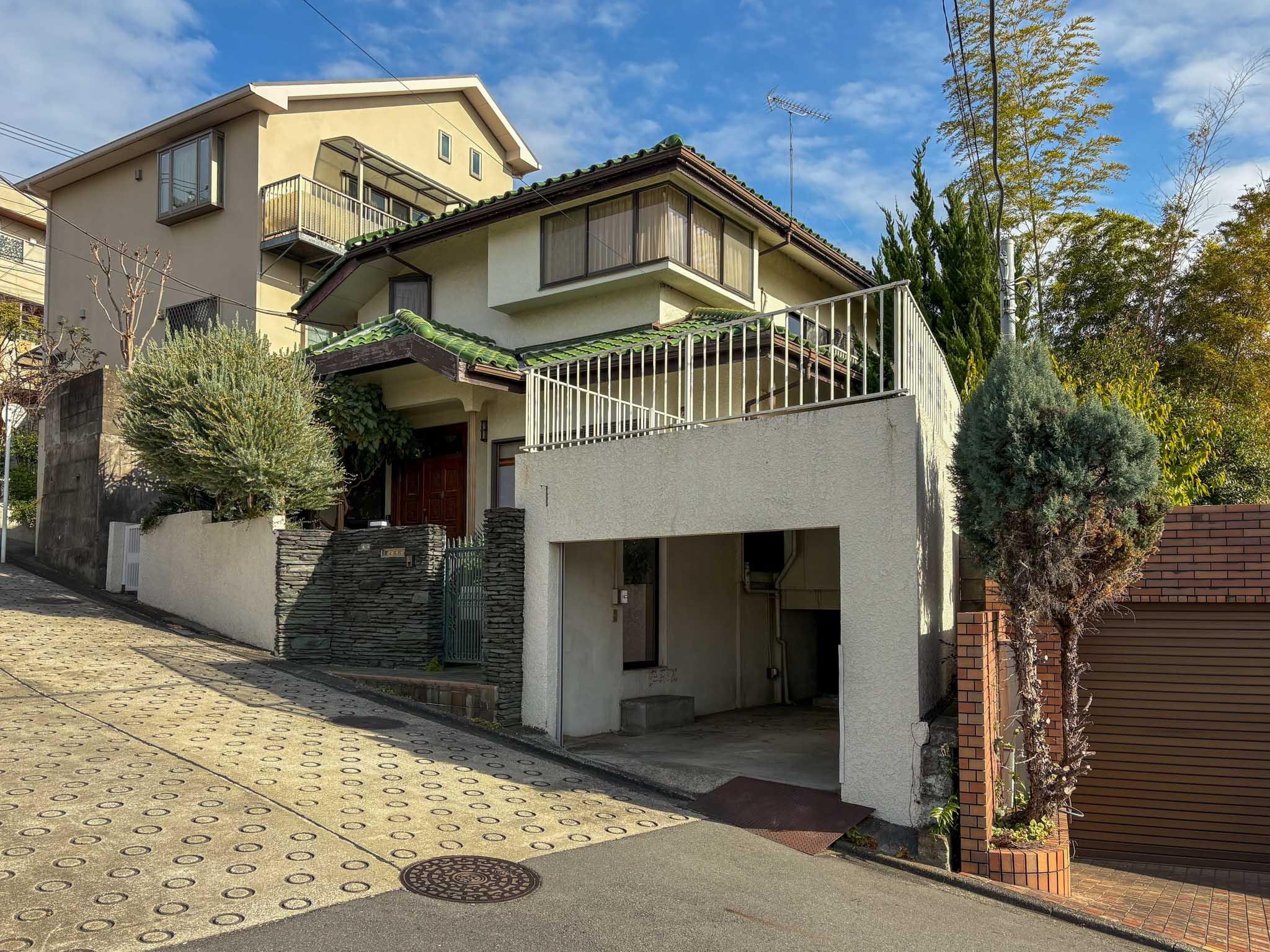 大田区田園調布の賃貸物件/高台の中腹に佇む一軒家。ガレージと緑豊かなアプローチが魅力