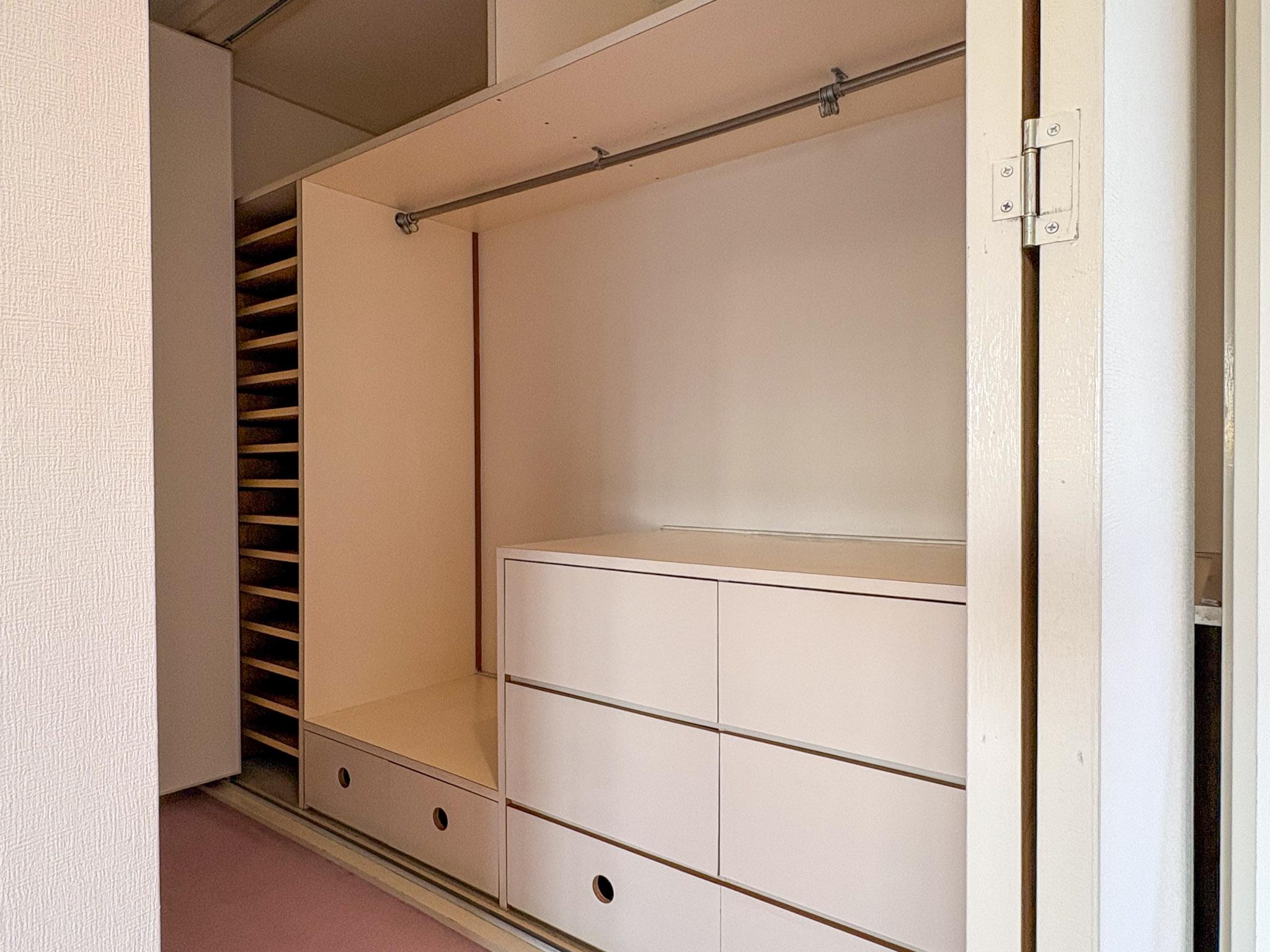 大田区田園調布の賃貸物件/約12畳の洋室。造り付け収納が充実した洋室