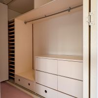 大田区田園調布の賃貸物件/約12畳の洋室。造り付け収納が充実した洋室