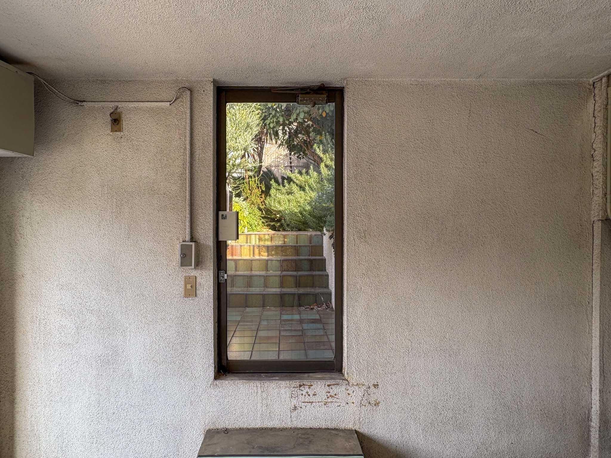 大田区田園調布の賃貸物件/ガレージから玄関アプローチへ