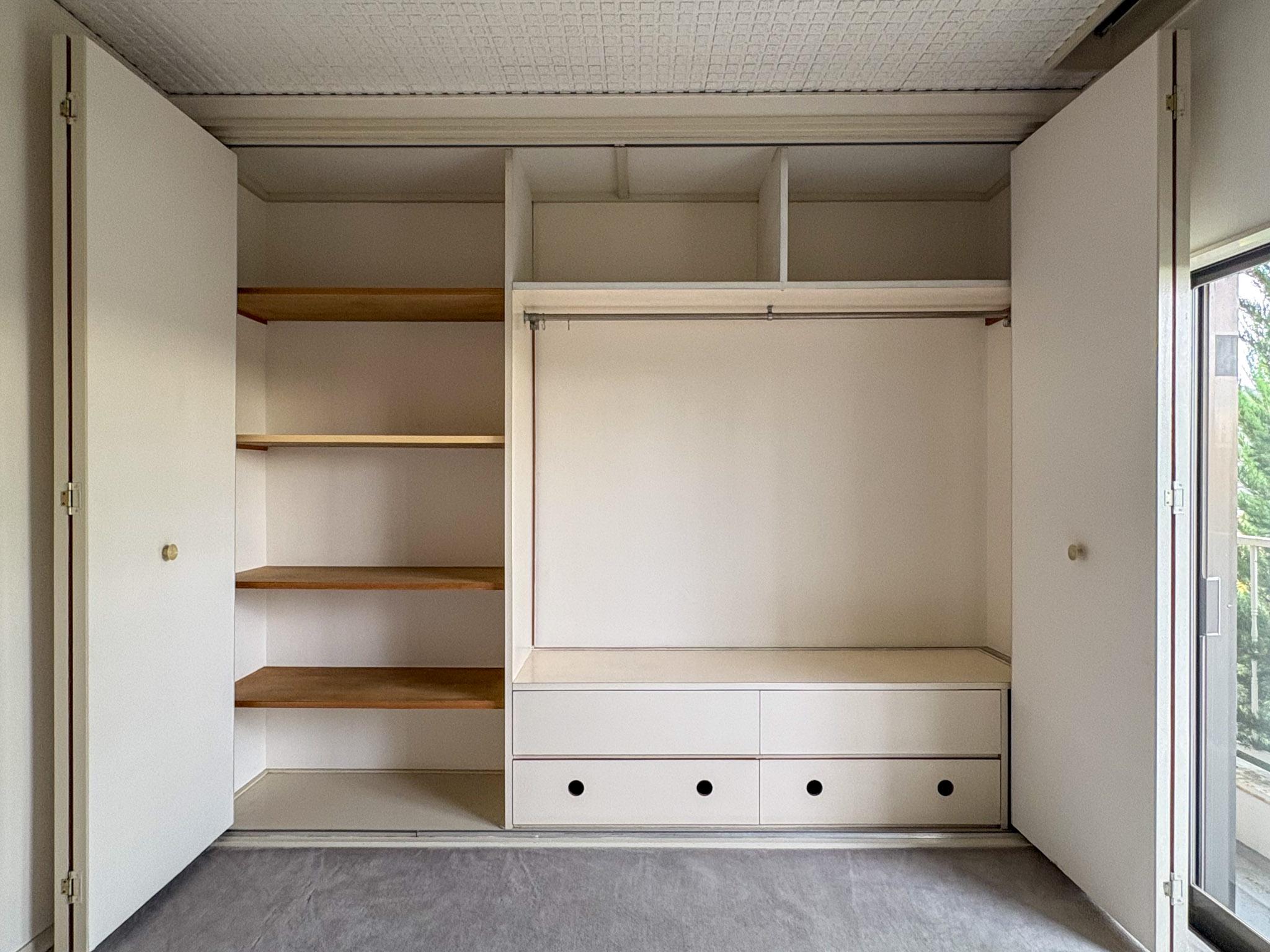 大田区田園調布の賃貸物件/約6畳の洋室。機能的な造り付け収納。効率的に空間を使える工夫