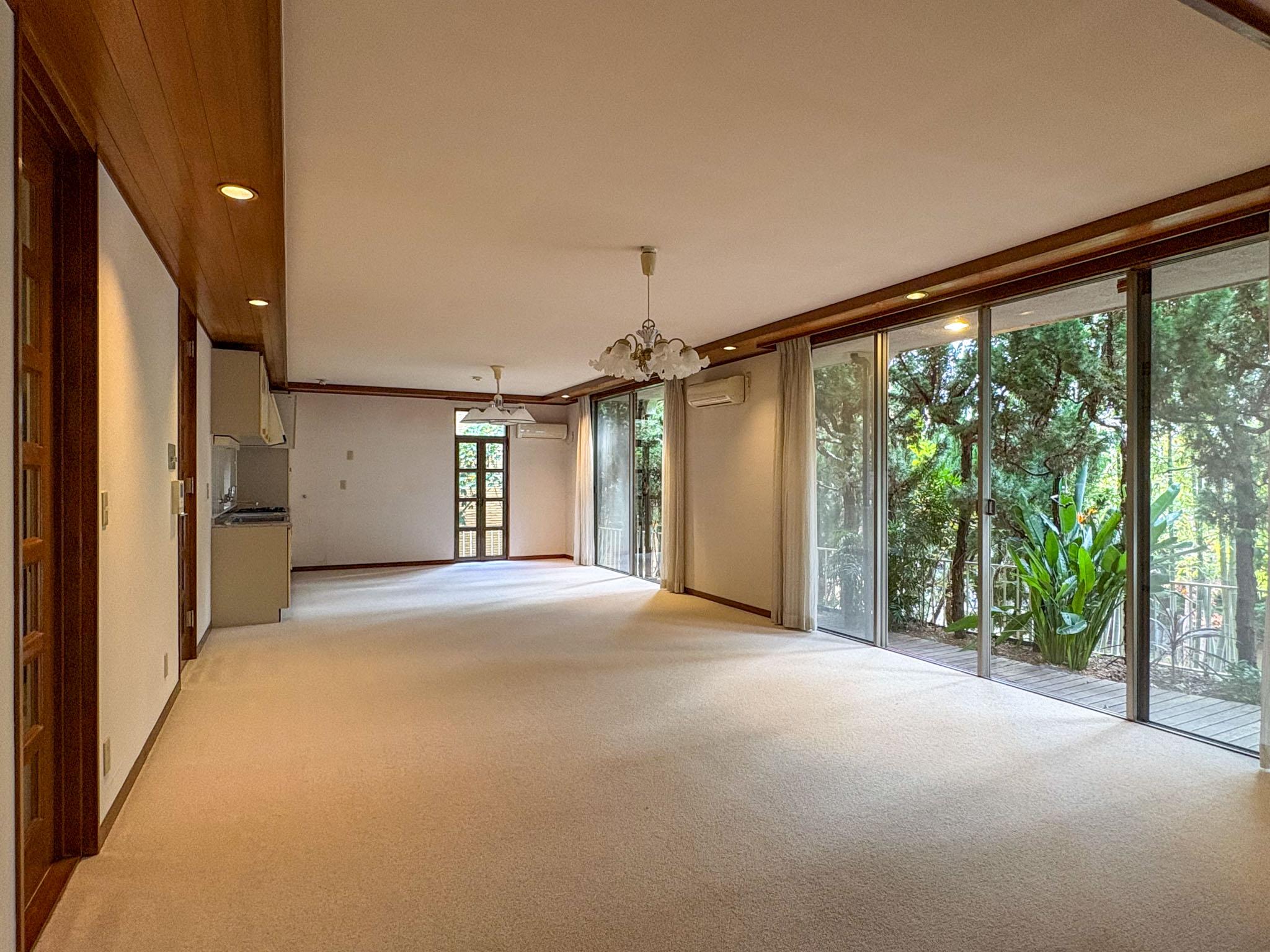 大田区田園調布の賃貸物件/緑と光が入り込む開放的なリビング。複数の窓が明るさをつくる