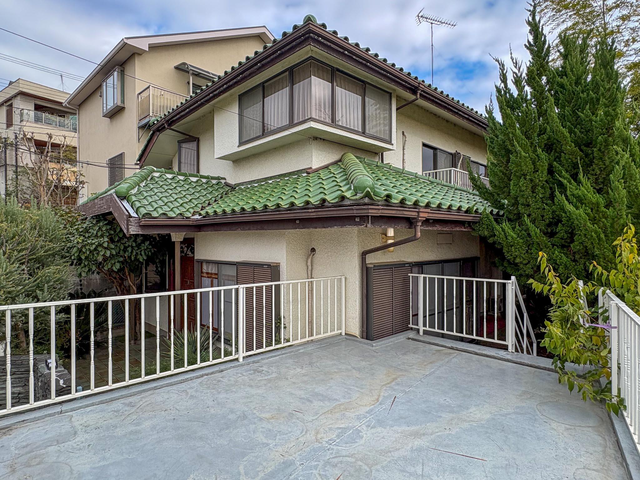 大田区田園調布の賃貸物件/ガレージの上のスペース