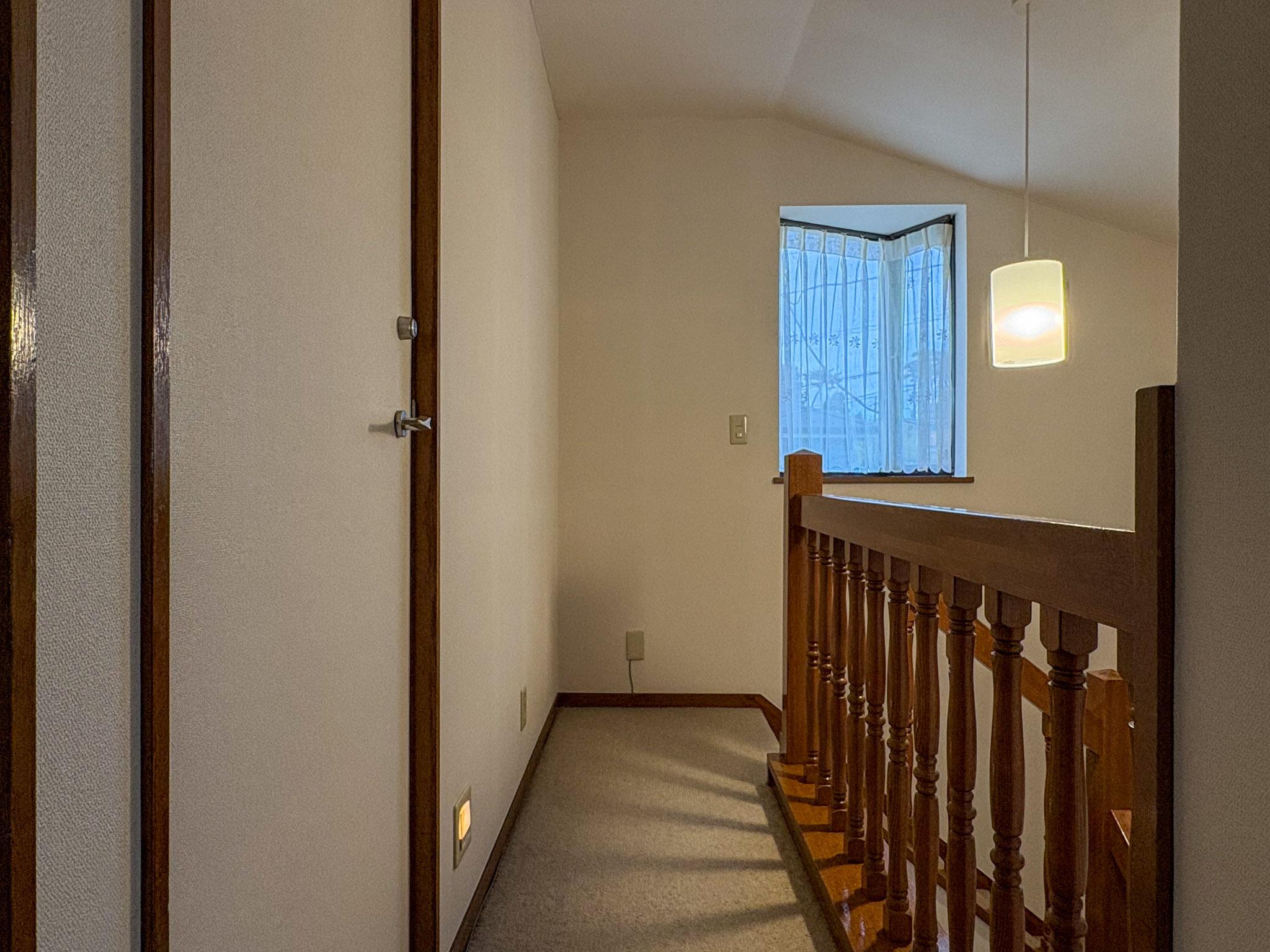 大田区田園調布の賃貸物件/木製手すりが美しい2階廊下。レトロで落ち着いた雰囲気