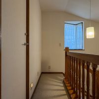 大田区田園調布の賃貸物件/木製手すりが美しい2階廊下。レトロで落ち着いた雰囲気