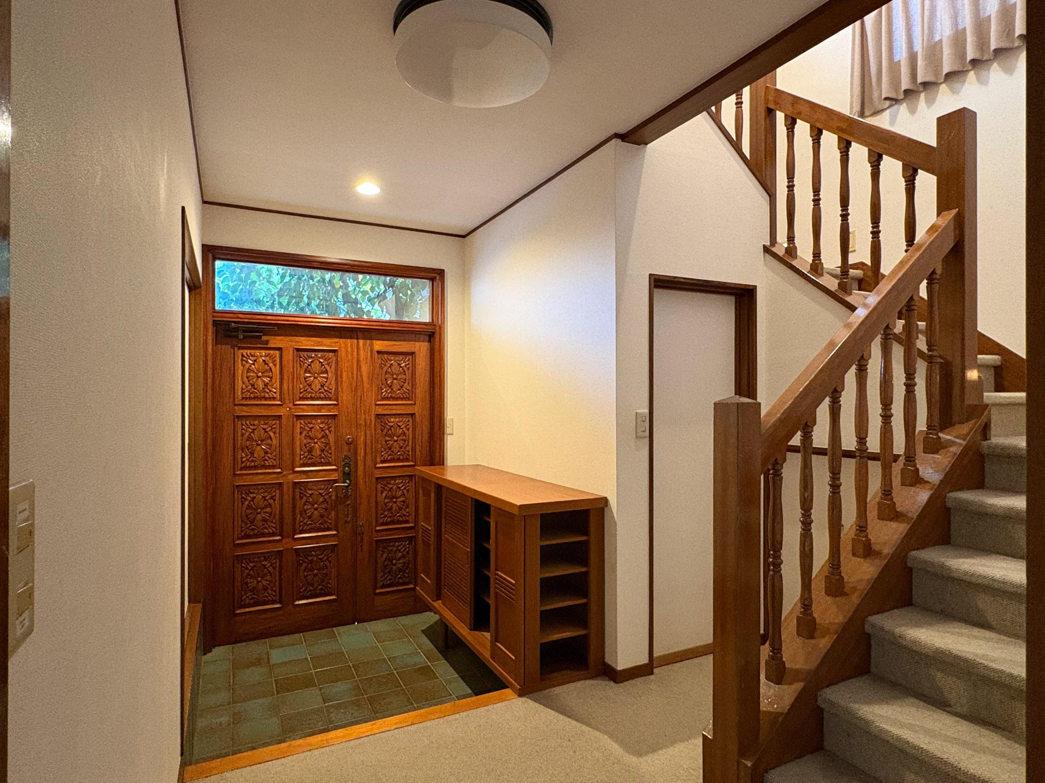 大田区田園調布の賃貸物件/重厚な彫刻入り木製ドアが出迎える玄関ホール
