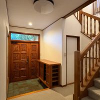 大田区田園調布の賃貸物件/重厚な彫刻入り木製ドアが出迎える玄関ホール
