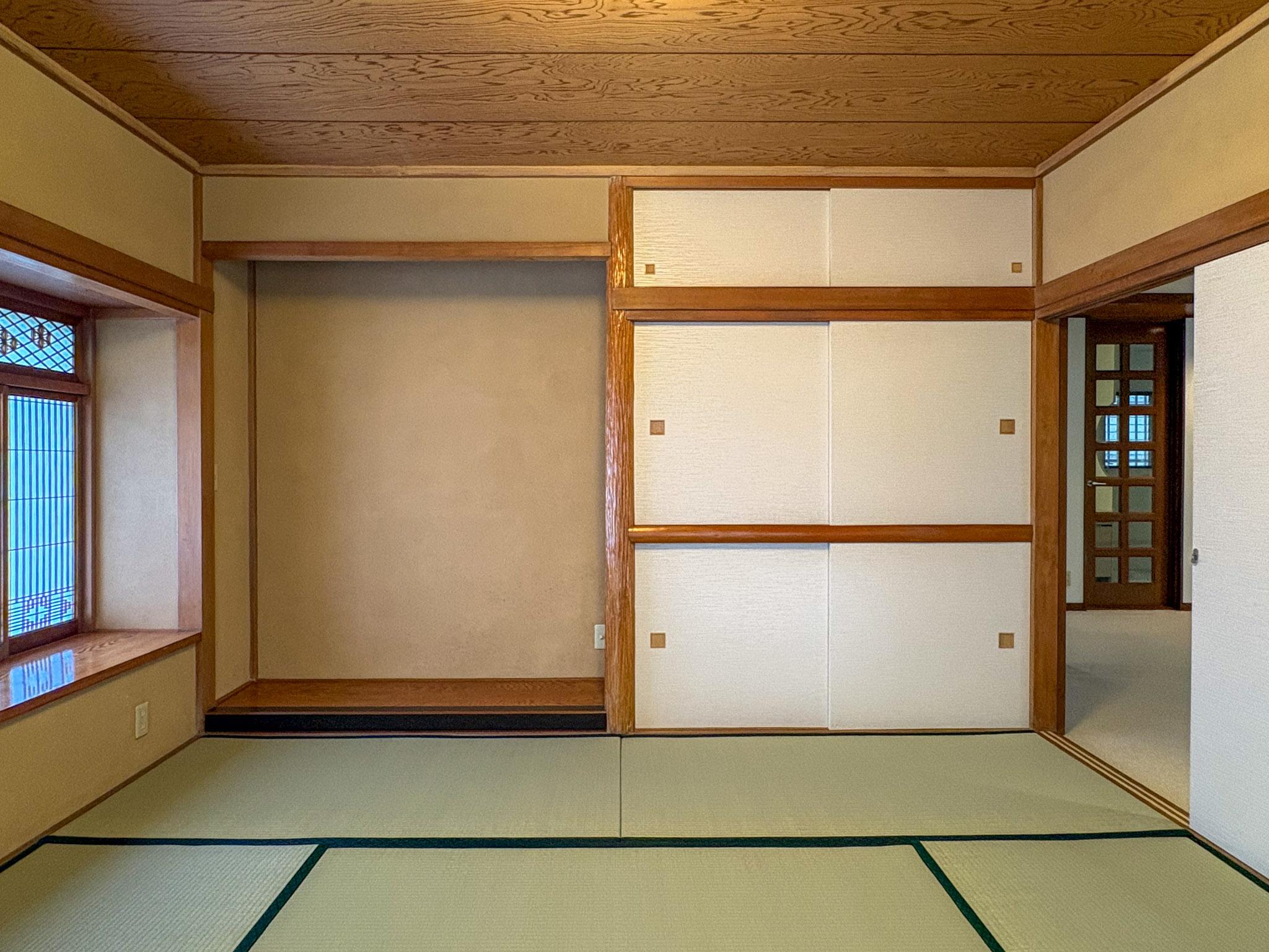 大田区田園調布の賃貸物件/床の間と障子がある和室。木天井が美しい、和の設えが残る空間
