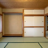 大田区田園調布の賃貸物件/床の間と障子がある和室。木天井が美しい、和の設えが残る空間
