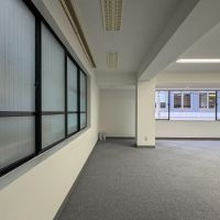 渋谷区神南の賃貸物件/南側の開口の先は隣ビルのコンクリートの壁面