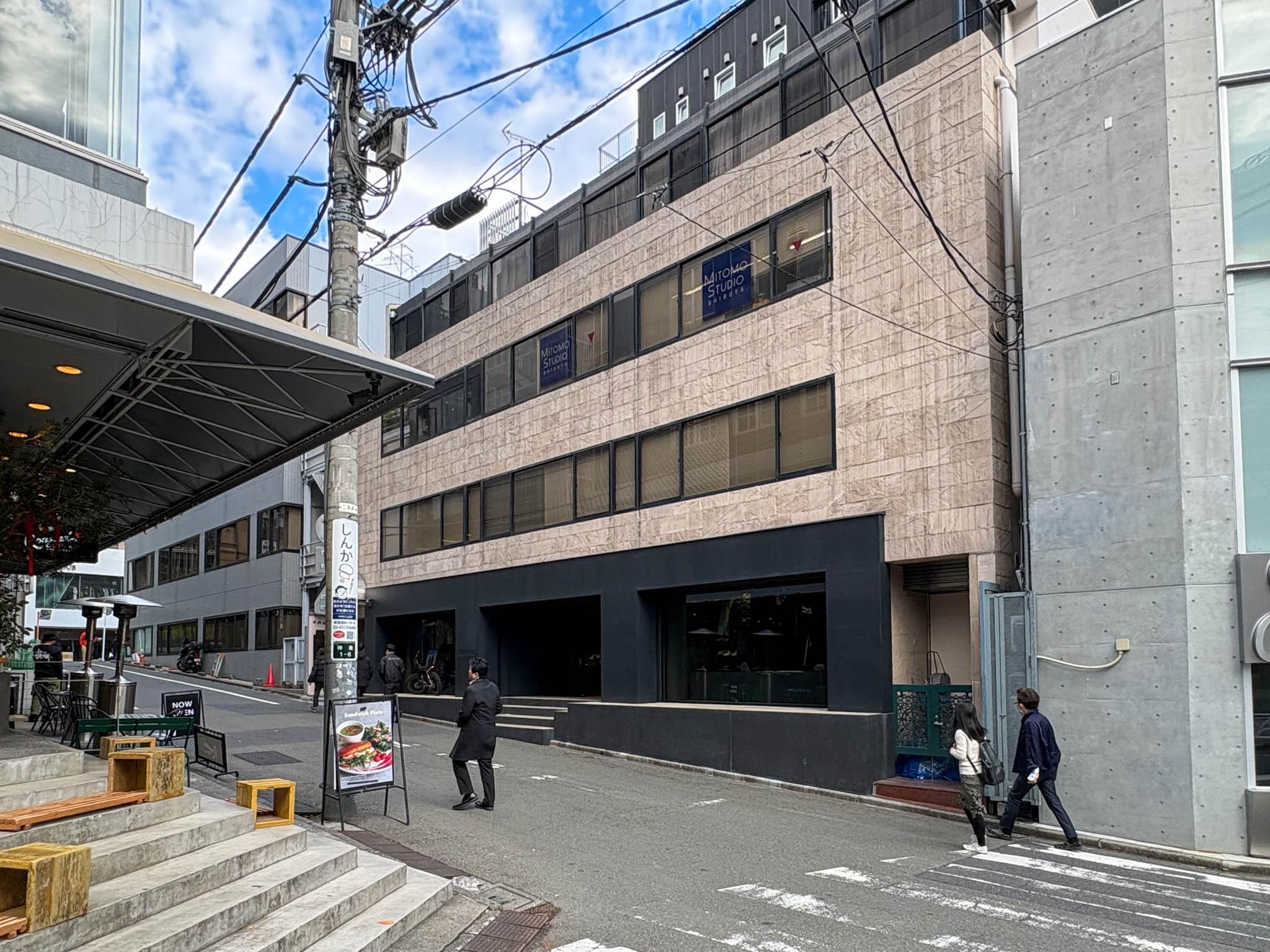 渋谷区神南の賃貸物件/向かいのビルには「Roasted COFFEE LABORATORY」。どっちのコーヒーを飲もうかな～