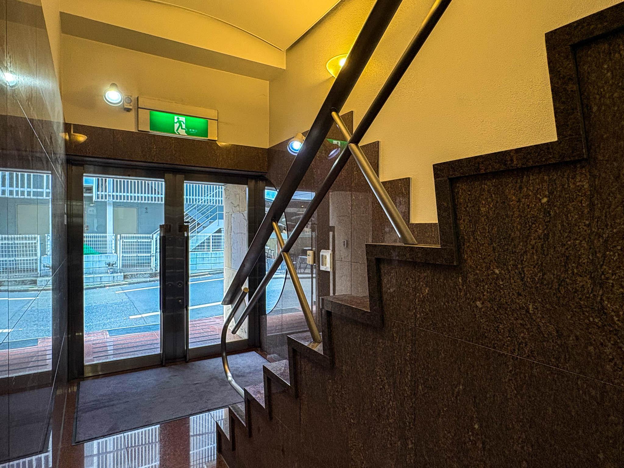 渋谷区神南の賃貸物件/エントランスは夜間はオートロック仕様（朝7時に開錠、夜20時に施錠）