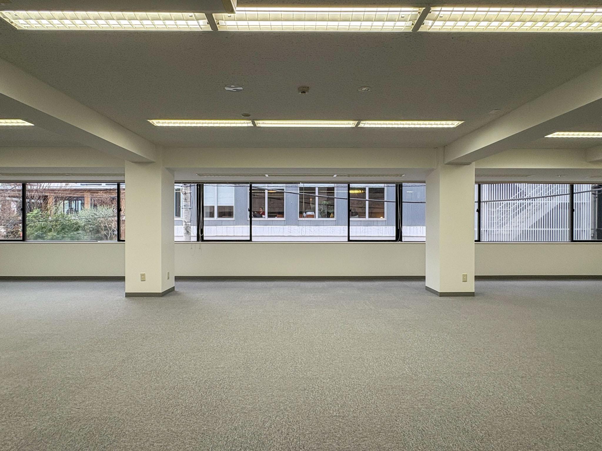 渋谷区神南の賃貸物件/水平窓と柱が並ぶ開放的な空間