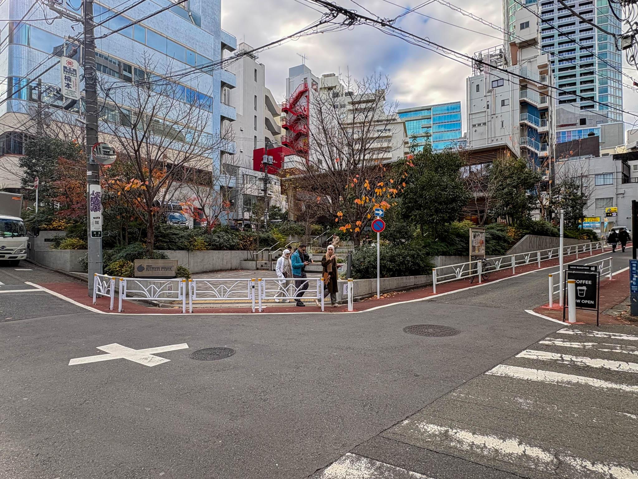 渋谷区神南の賃貸物件/斜め向かいの北谷公園。打ち合わせや気分転換に最適な大人向け公園。「BLUE BOTTLE COFFEE」併設で、イベントやマルシェも開催