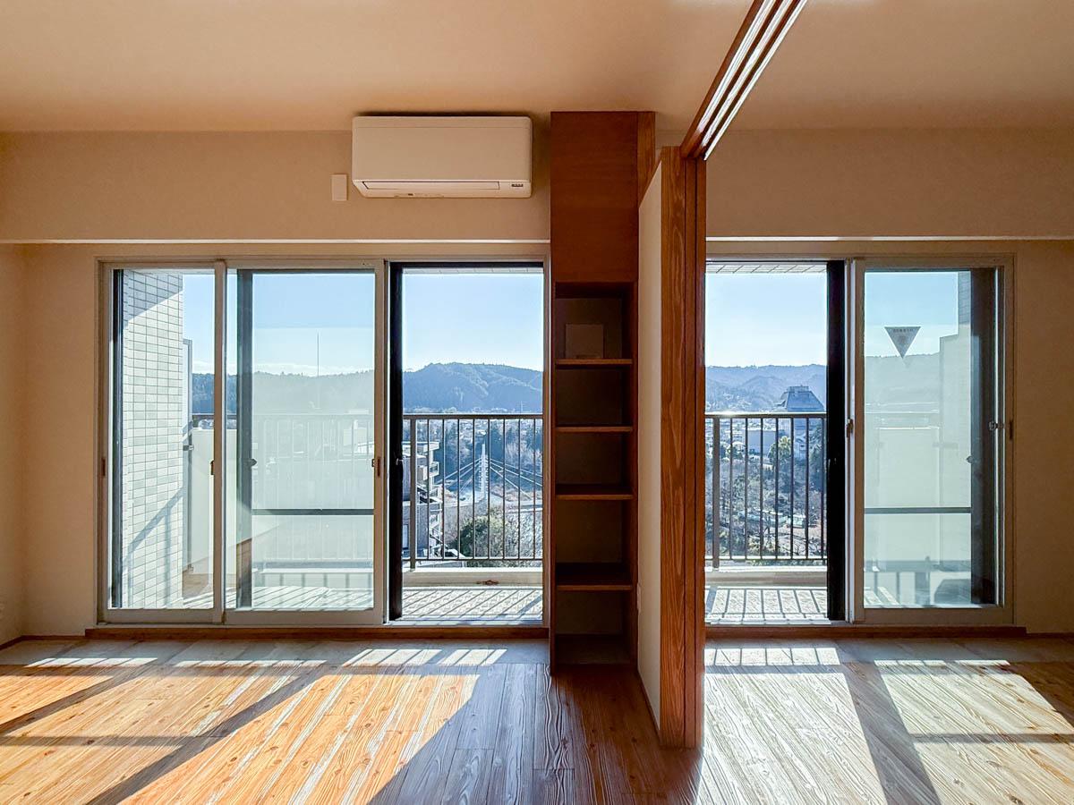 青梅市滝ノ上町の売買物件/窓辺にリビングと主寝室。引き戸をあければ、開放的で景色がつながる