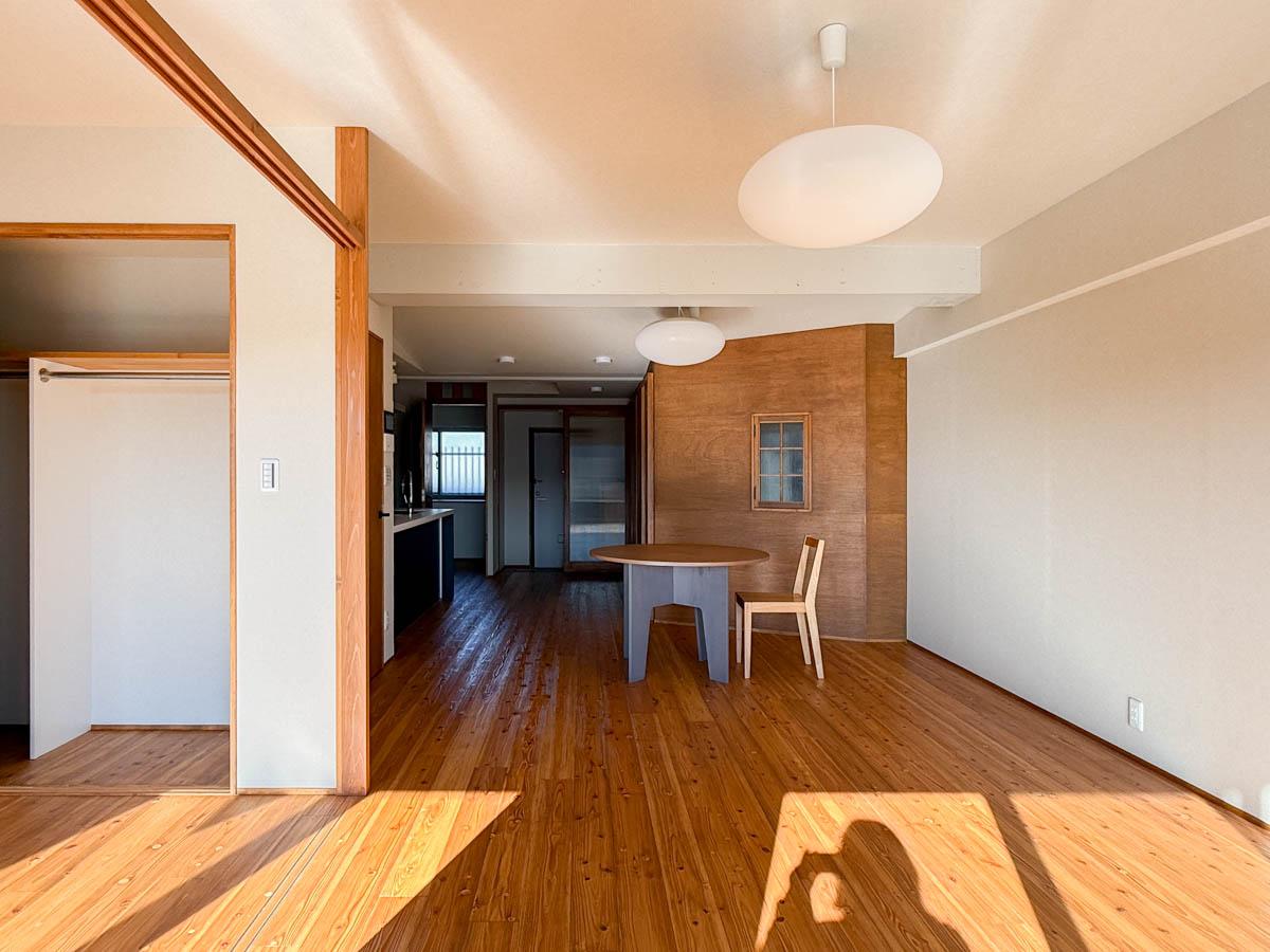 青梅市滝ノ上町の売買物件/バルコニー側からリビングを見て。奥にあるラワンの壁に囲われた場所が小さなワークスペース