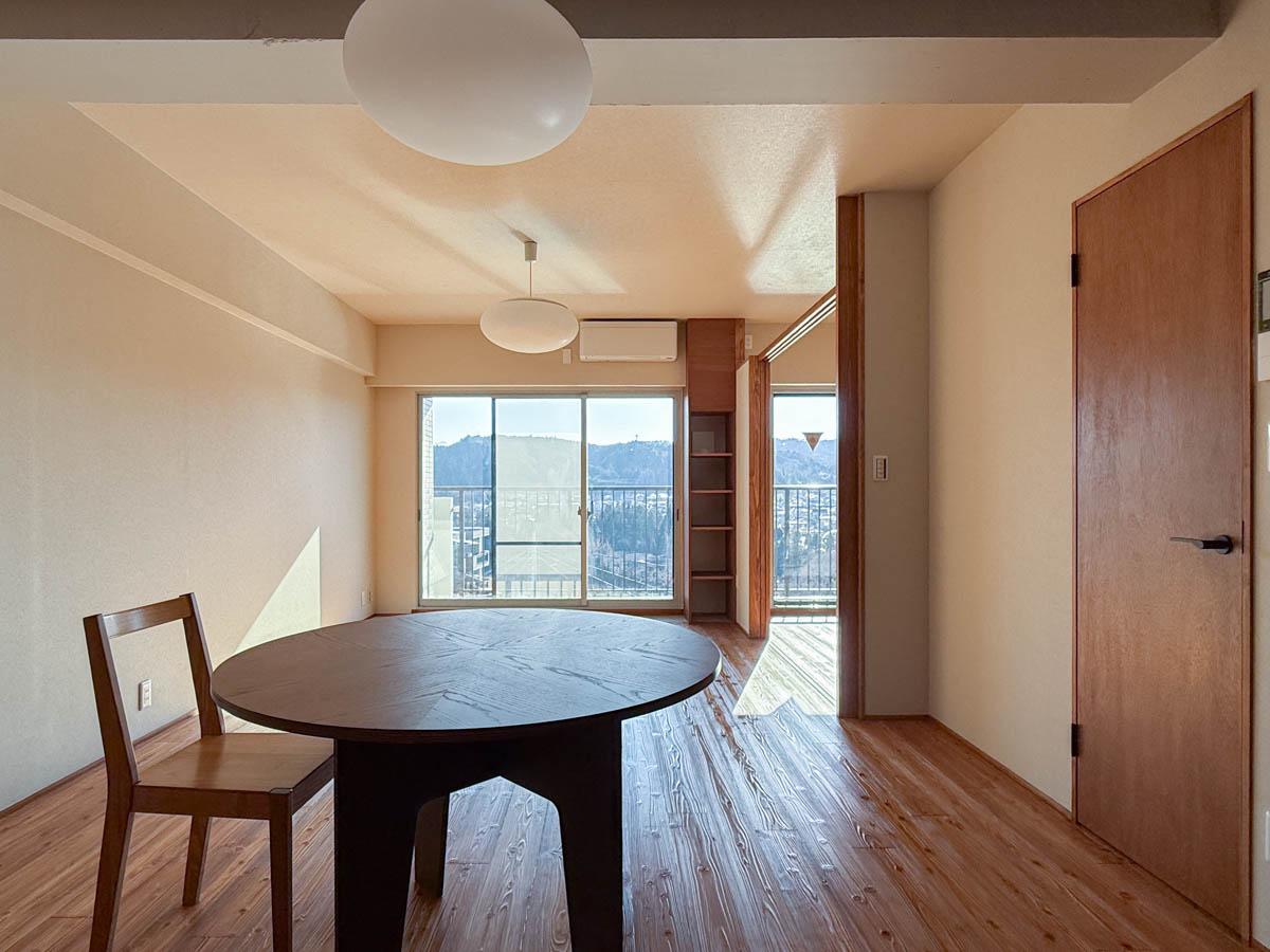 青梅市滝ノ上町の売買物件/リビングは奥行きがあり、手前にダイニング、バルコニー側にソファのレイアウトがよさそう