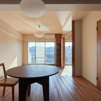 青梅市滝ノ上町の売買物件/リビングは奥行きがあり、手前にダイニング、バルコニー側にソファのレイアウトがよさそう