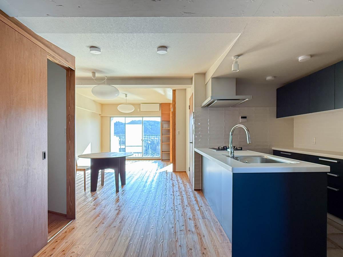 青梅市滝ノ上町の売買物件/キッチン側からバルコニーを見て