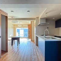 青梅市滝ノ上町の売買物件/キッチン側からバルコニーを見て