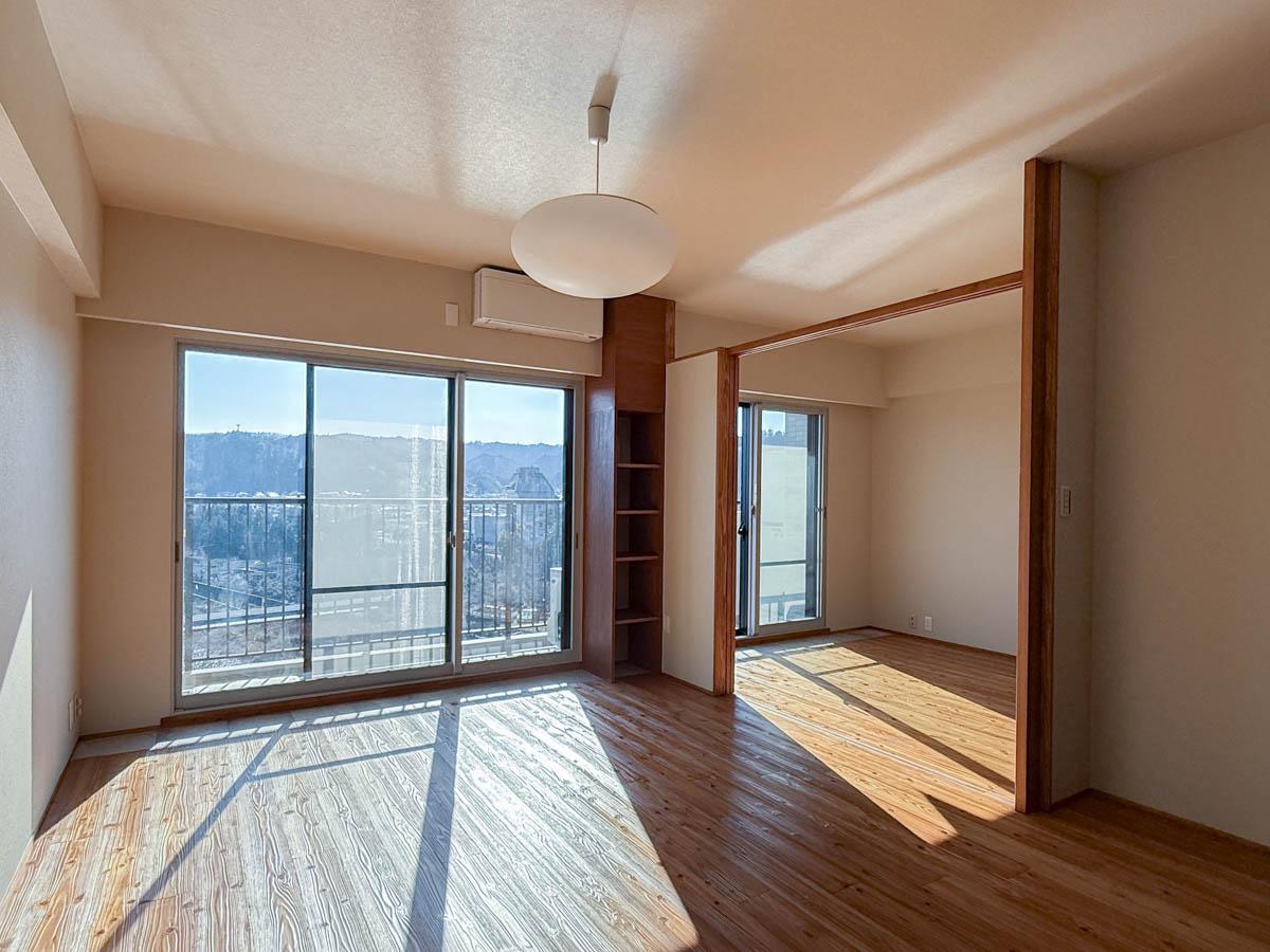 青梅市滝ノ上町の売買物件/引き戸を開けると一体感をもって使えるリビングと主寝室