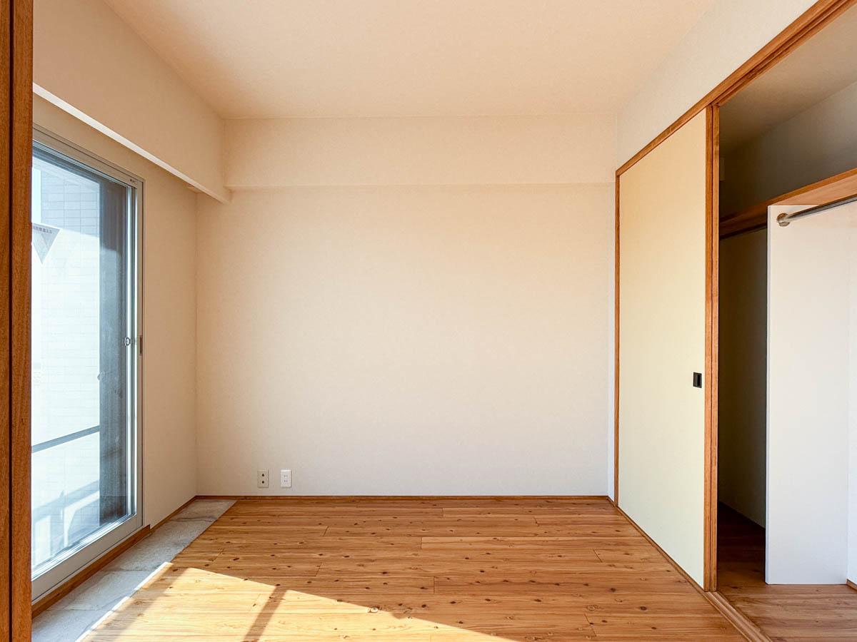 青梅市滝ノ上町の売買物件/主寝室。襖の扉の中はクローゼットのつくりに