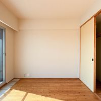 青梅市滝ノ上町の売買物件/主寝室。襖の扉の中はクローゼットのつくりに