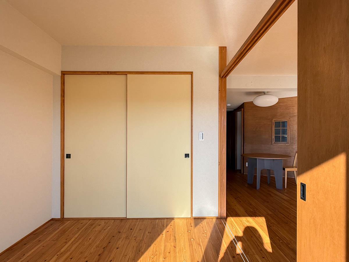 青梅市滝ノ上町の売買物件/主寝室をバルコニー側から見て