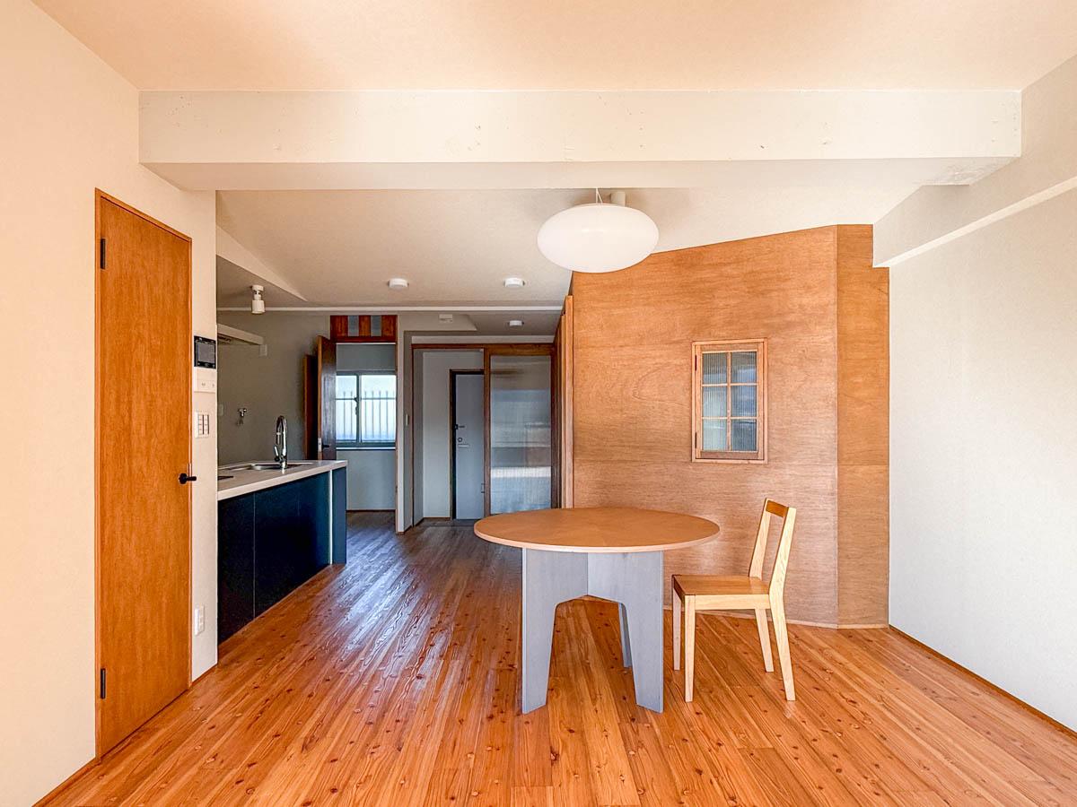 青梅市滝ノ上町の売買物件/左手の木の扉の中がウォークインクローゼット