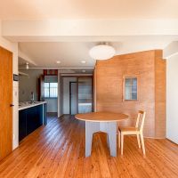 青梅市滝ノ上町の売買物件/左手の木の扉の中がウォークインクローゼット