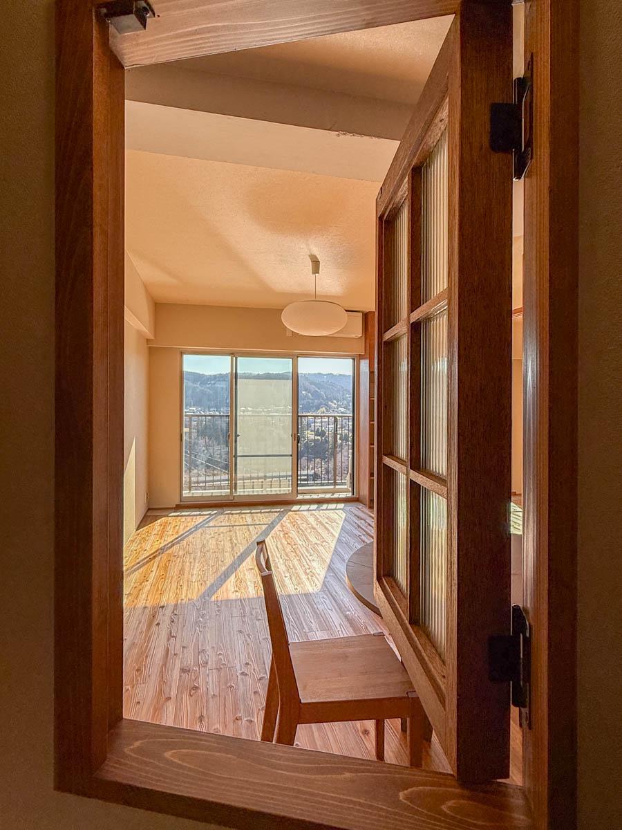 青梅市滝ノ上町の売買物件/ワークスペースから小窓をパカっと開けると、リビング越しに外の景色が楽しめます