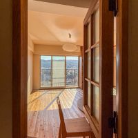 青梅市滝ノ上町の売買物件/ワークスペースから小窓をパカっと開けると、リビング越しに外の景色が楽しめます