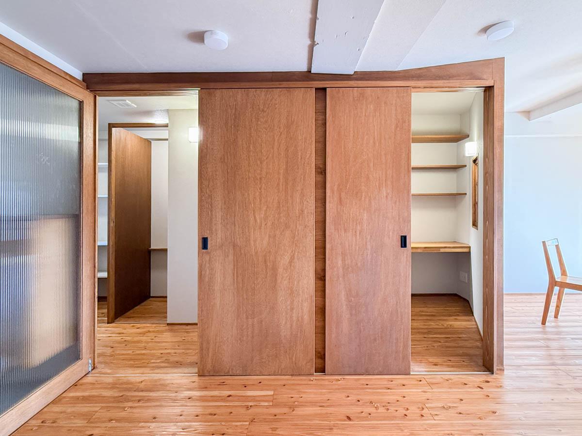 青梅市滝ノ上町の売買物件/ラワンの扉がかわいい。右手がワークスペース、左手が水回り