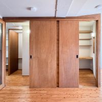 青梅市滝ノ上町の売買物件/ラワンの扉がかわいい。右手がワークスペース、左手が水回り