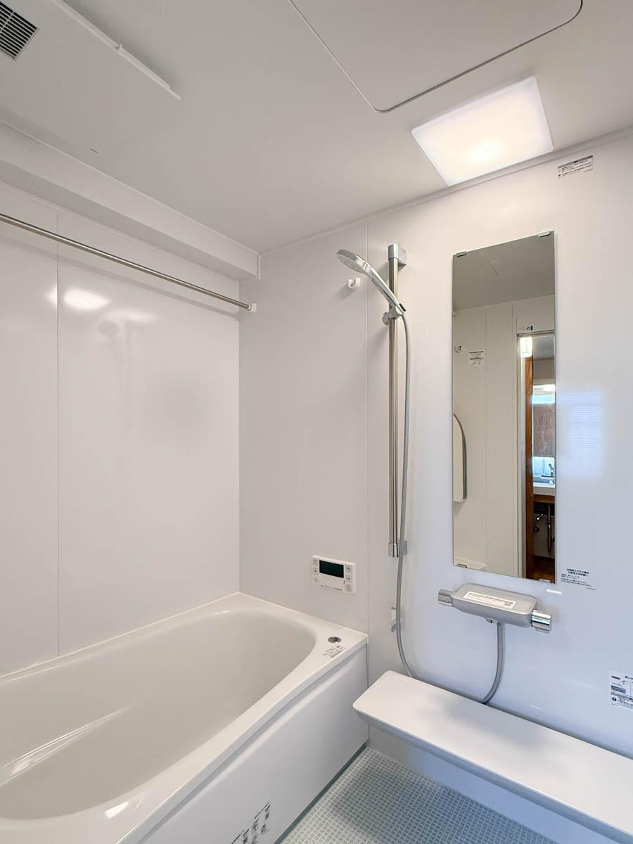 青梅市滝ノ上町の売買物件/新規で交換してきれいな浴室。追いだきと浴室乾燥機がついています