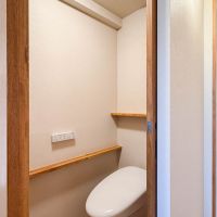 青梅市滝ノ上町の売買物件/トイレもきれい。ちょっとした棚が便利なデザイン