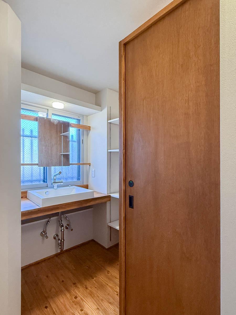 青梅市滝ノ上町の売買物件/トイレの奥に洗面スペース