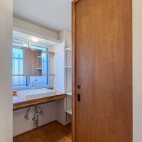 青梅市滝ノ上町の売買物件/トイレの奥に洗面スペース